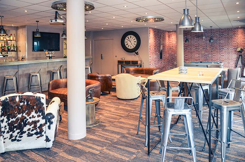 Attic Bar - Hotel Mercure Lyon Est à Chaponnay